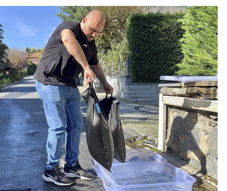 Activating SUPER BLOC bags in a bucket of water